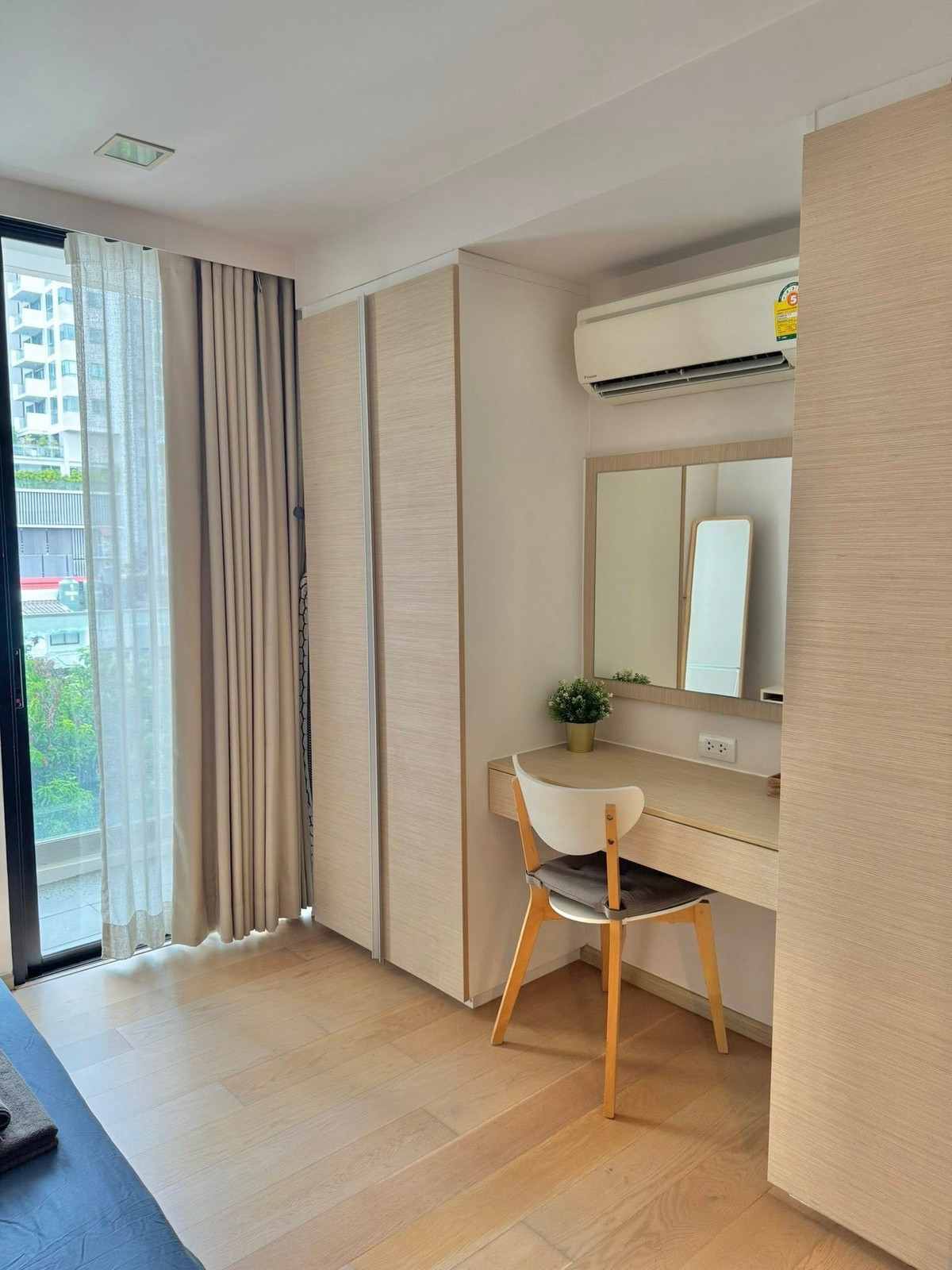 For RentCondoSukhumvit, Asoke, Thonglor : Large condo for rent Just 200 m. BTS Thonglor Liv@49 Tel. 089-6620022