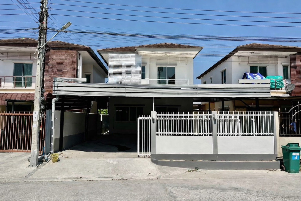For RentHouseLadkrabang, Suwannaphum Airport : 2-story detached house for rent, Khum Klao Road 39, newly renovated, beautifully decorated, fully air conditioned, 3 bedrooms, 3 bathrooms, 1 large kitchen. Monthly rental price 32,000 baht