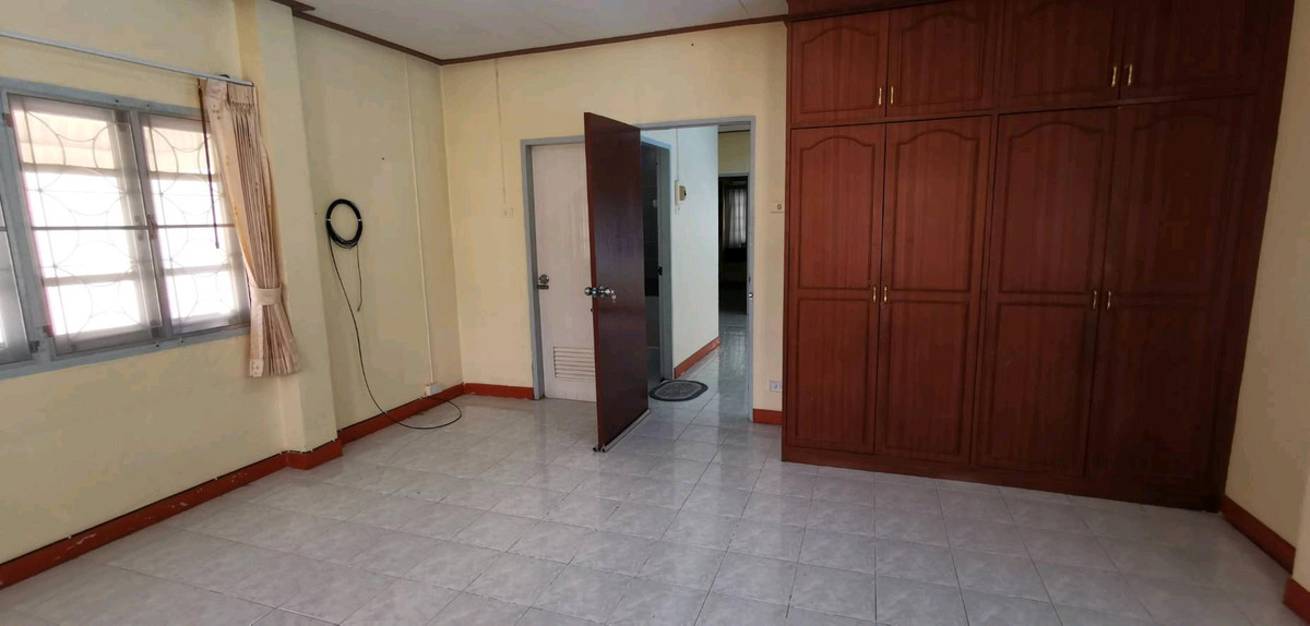 For SaleSamut Prakan,Samrong : Twin house 36 sq m., Nanthana Garden Village, Bang Pla 22, near Chularat 3 Hospital, the front of the house faces south.