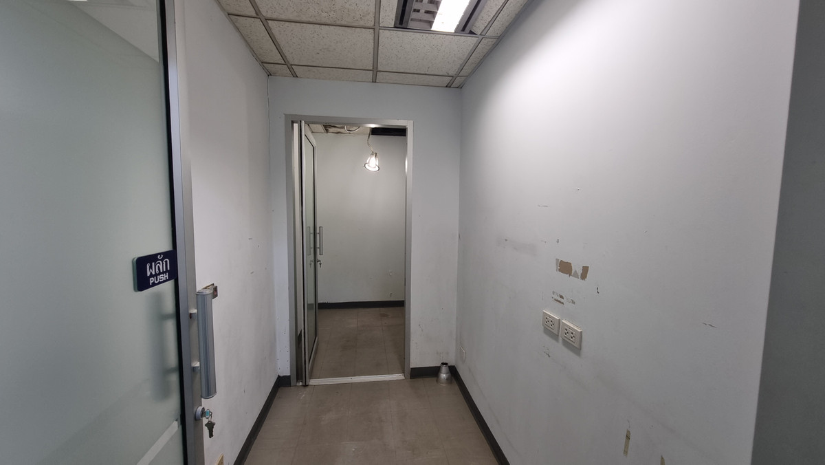 ให้เช่าสำนักงานนานา : Bts นานา ให้เช่าออฟฟิศตกแต่งเรียบร้อย 261 ตร.ม. พร้อมเฟอร์นิเจอร์ ย้ายเข้ามาทำงานได้เลย