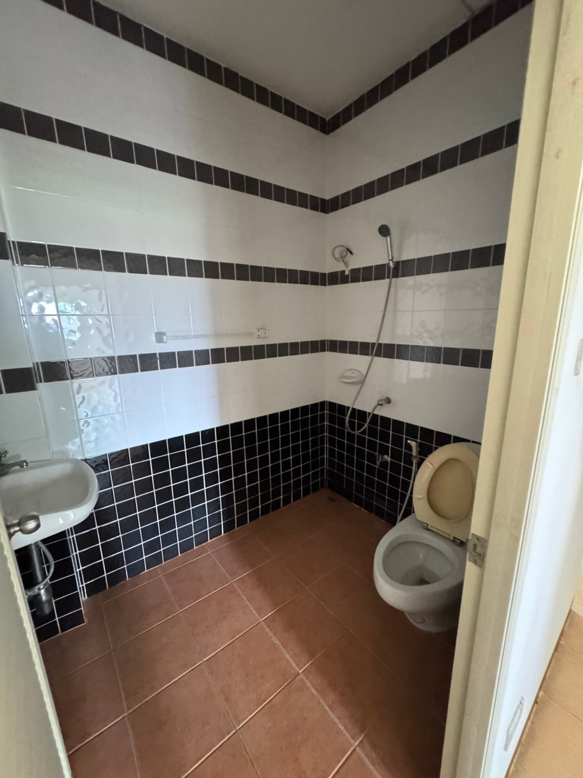 For RentTownhomeChaengwatana, Muangthong : 🔥 Townhome 3 floors, location next to the Pink Line, Samakkhi Station, house in new condition, ready to move in immediately. Can register a company