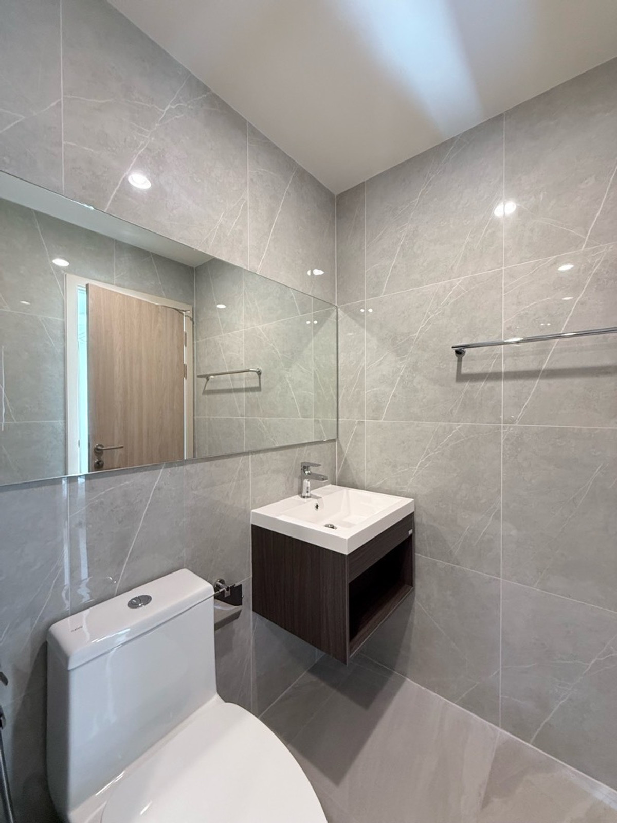 ให้เช่าคอนโดพระราม 9 เพชรบุรีตัดใหม่ RCA : 🏢 Nue District R9 👫 🔥 คอนโดใหม่ใจกลางพระราม 9 | 🚆 MRT เดินใกล้ | 🌿 ส่วนกลางหรูมาก | ห้องใหม่ นัดดูได้ทุกวัน 👩🏻‍🤝‍👨🏼💗