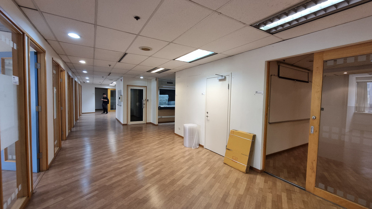 ให้เช่าสำนักงานนานา : Bts นานา ให้เช่าออฟฟิศตกแต่งเรียบร้อย 296 ตร.ม. พร้อมเฟอร์นิเจอร์ ย้ายเข้ามาทำงานได้เลย