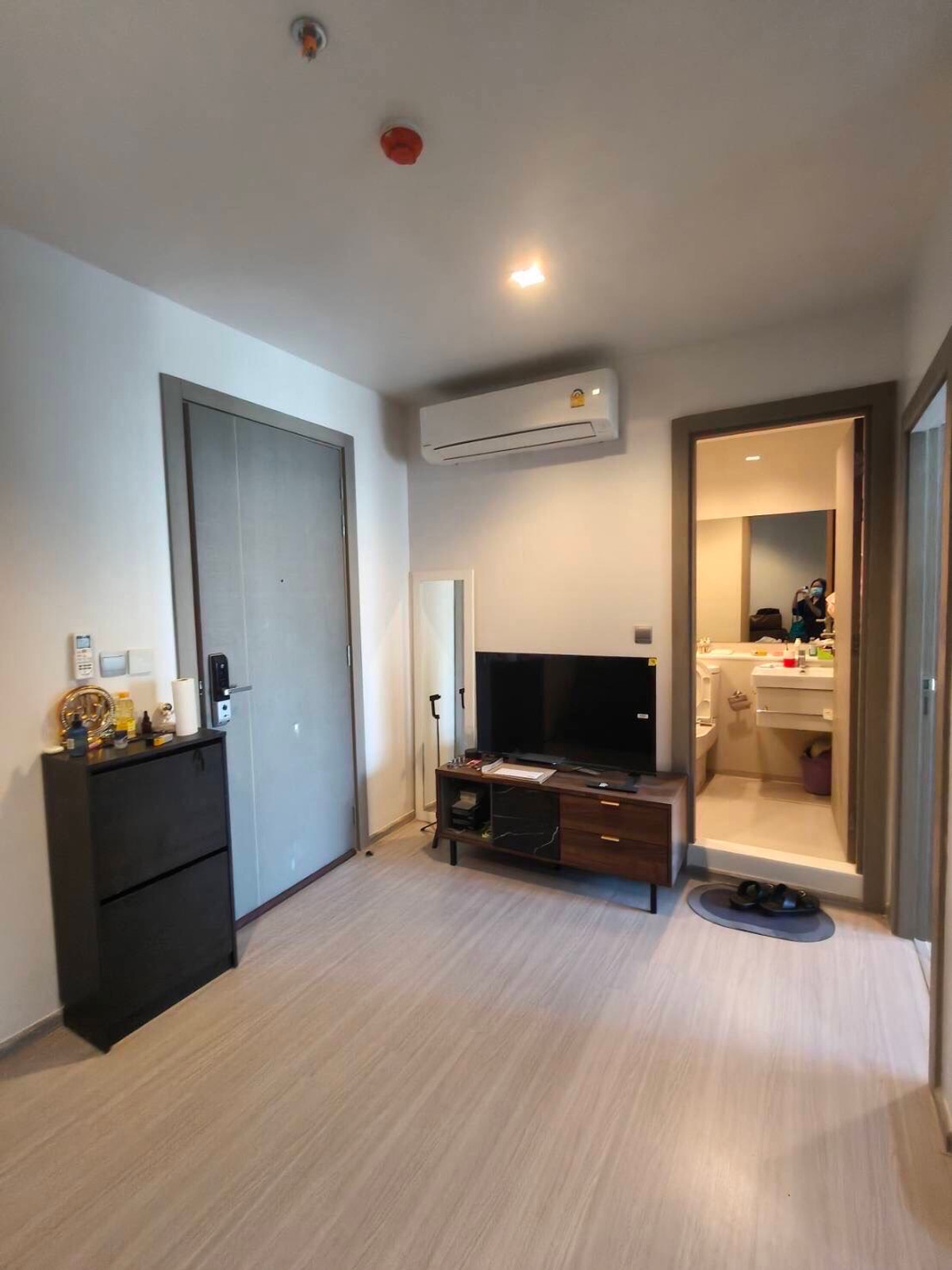 For RentCondoRama9, Petchburi, RCA : !! Beautiful room for rent, Condo Life Asoke-Rama 9, near MRT Rama 9.