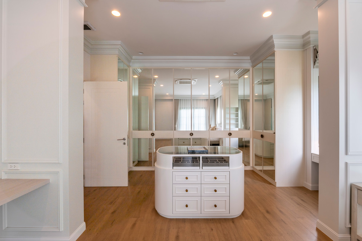 For RentHousePattanakan, Srinakarin : Narinsiri Krungthep Kreetha Private Luxury Detached House, Ready to Move In Please call: 062-496-6454