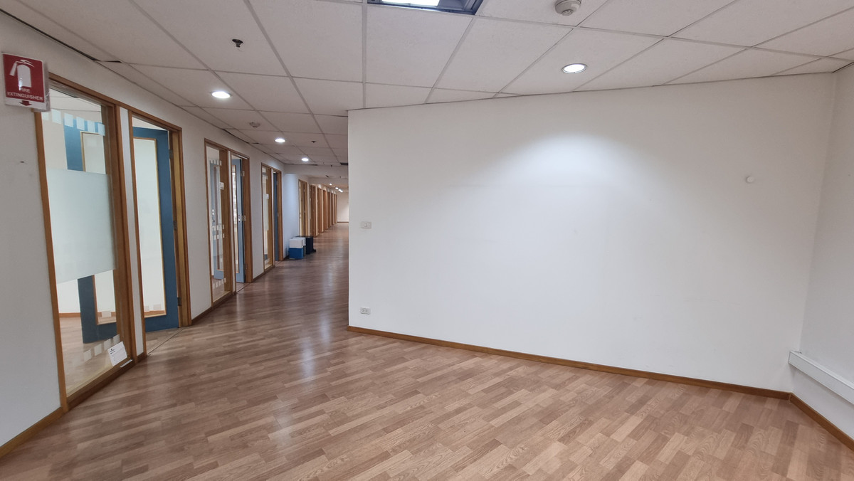 ให้เช่าสำนักงานนานา : Bts นานา ให้เช่าออฟฟิศตกแต่งเรียบร้อย 296 ตร.ม. พร้อมเฟอร์นิเจอร์ ย้ายเข้ามาทำงานได้เลย