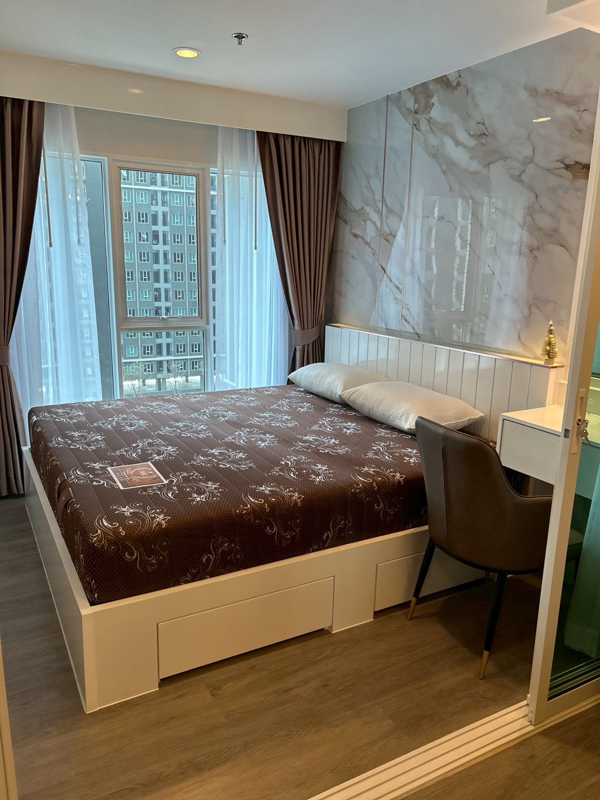 For RentCondoBangna, Bearing, Lasalle : ✨ Condo Regent Home Bangna (Regent Home Bangna) ✨ New room, luxury style. Newly decorated the entire room Never rented out Use good grade materials, marble pattern floors, giving a feeling of luxury, cleanness, comfort, ready to move in immediately 🏙️