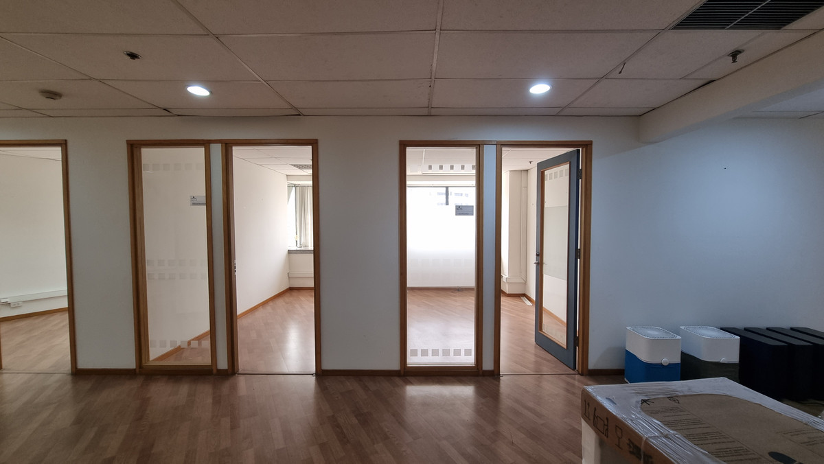 ให้เช่าสำนักงานนานา : Bts นานา ให้เช่าออฟฟิศตกแต่งเรียบร้อย 296 ตร.ม. พร้อมเฟอร์นิเจอร์ ย้ายเข้ามาทำงานได้เลย