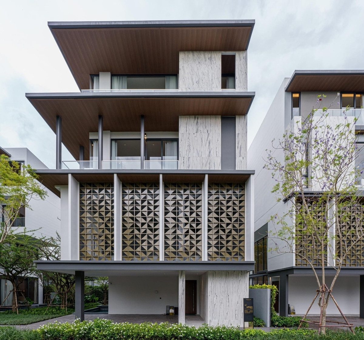 ขายบ้านพระราม 9 เพชรบุรีตัดใหม่ RCA : LUXURY POOL VILLA ✨ RAMA9 บ้านเดี่ยว 3 ชั้น หนึ่งเดียวในถนนพระราม 9 นัดชมโครงการ 0982924151 ฝ่ายขายคุณออย