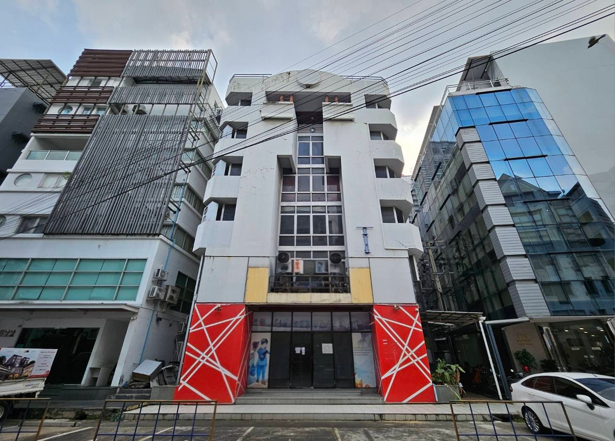 For SaleOfficeRatchadapisek, Huaikwang, Suttisan : Commercial building for sale on Ratchadaphisek Road, Samsen Nok, Huai Khwang, Bangkok. Prime business location near MRT Ratchadaphisek. Suitable for office use or commercial purposes.