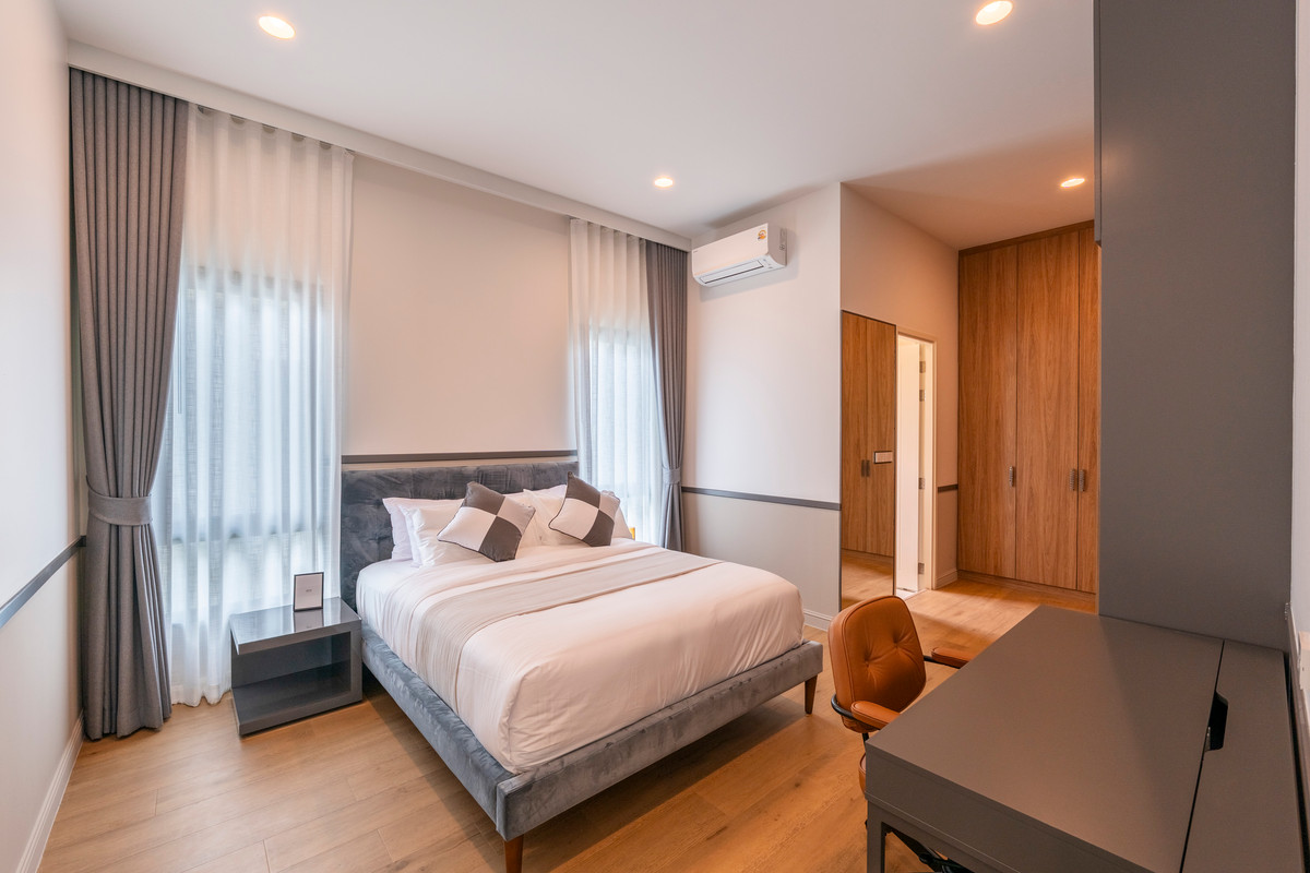 For RentHousePattanakan, Srinakarin : Narinsiri Krungthep Kreetha Private Luxury Detached House, Ready to Move In Please call: 062-496-6454