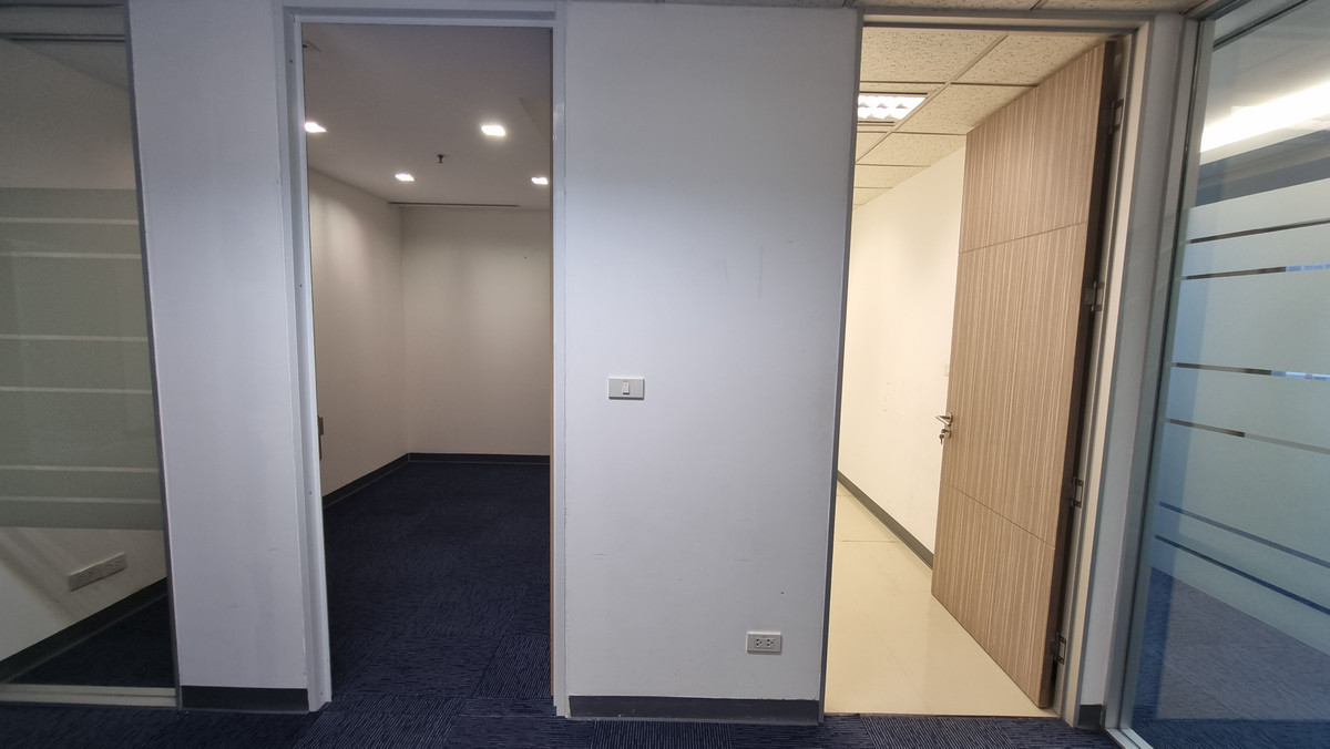 ให้เช่าสำนักงานนานา : ให้เช่าออฟฟิศ – นานา ใกล้รถไฟฟ้า 248 ตรม. ตกแต่งกั้นห้อง พร้อมใช้