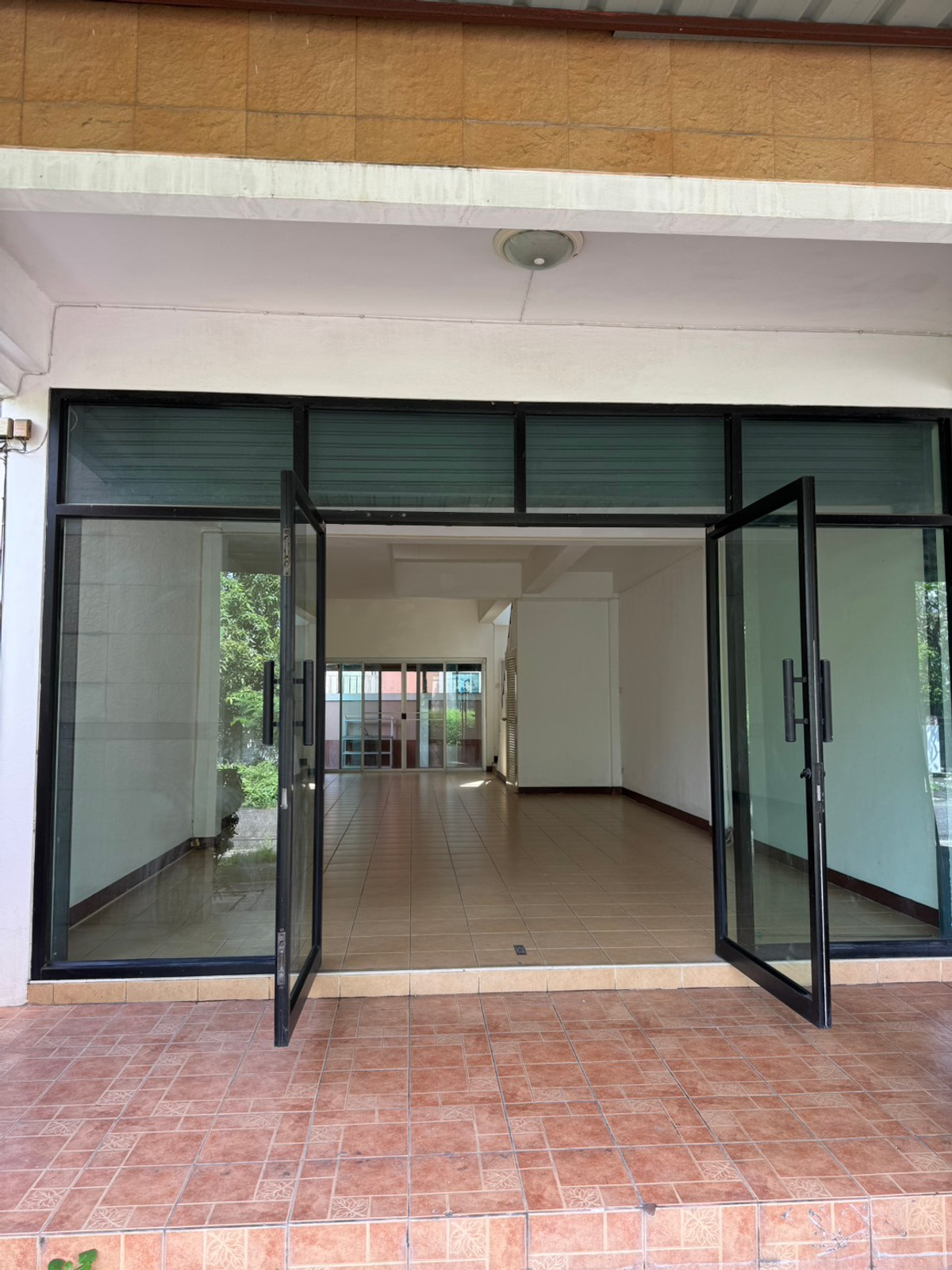 For RentTownhomeChaengwatana, Muangthong : 🔥 Townhome 3 floors, location next to the Pink Line, Samakkhi Station, house in new condition, ready to move in immediately. Can register a company