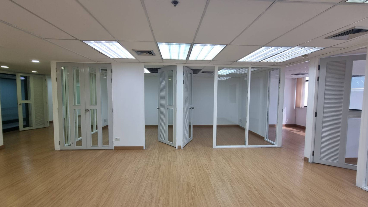 ให้เช่าสำนักงานราชเทวี พญาไท : BTS พญาไท ให้เช่าออฟฟิศ กั้นห้องพร้อมใช้ ขนาดพื้นที่ 136 ตร.ม. 450 บาท/ตรม.