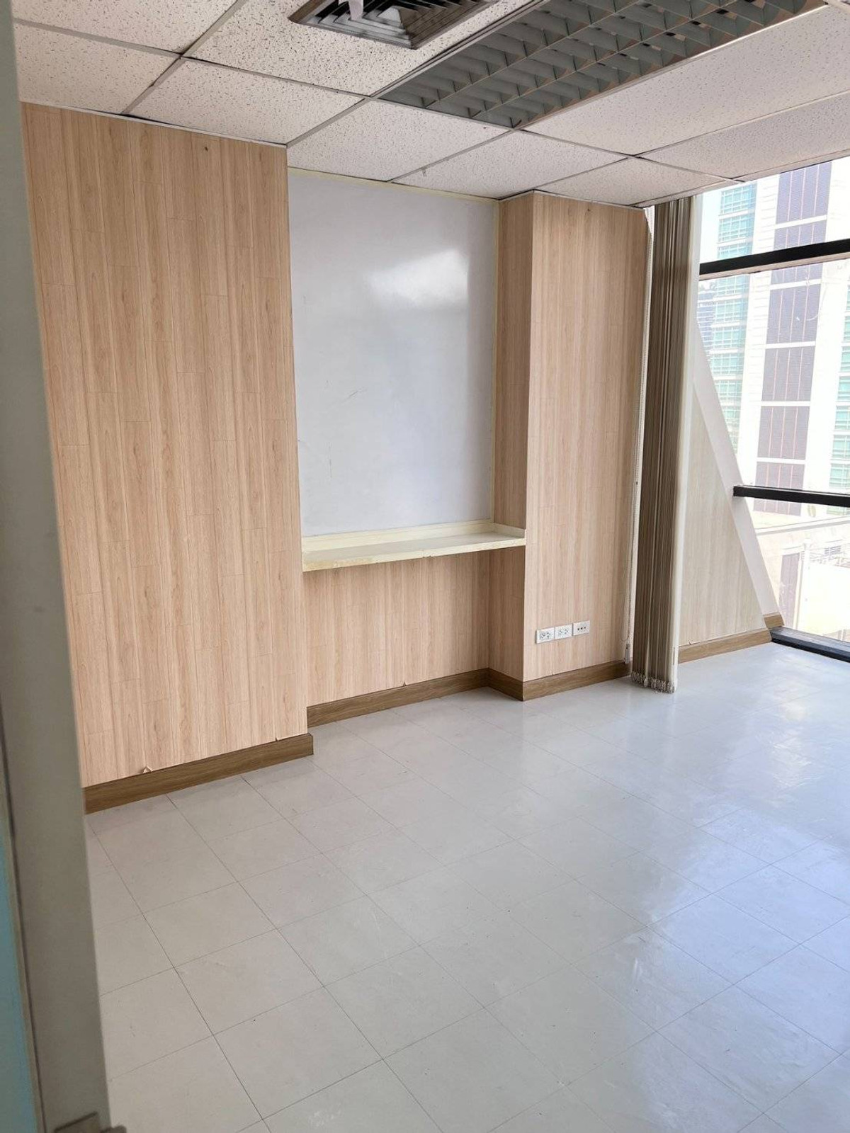 ให้เช่าสำนักงานราชเทวี พญาไท : BTS พญาไทย ให้เช่าออฟฟิศ กั้นห้องแล้วพร้อมใช้งาน 229 ตรม. 550 บาท/ตรม.