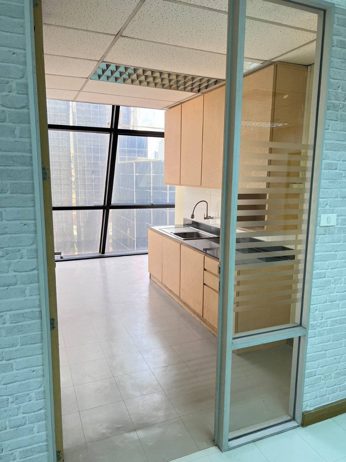 ให้เช่าสำนักงานราชเทวี พญาไท : BTS พญาไทย ให้เช่าออฟฟิศ กั้นห้องแล้วพร้อมใช้งาน 229 ตรม. 550 บาท/ตรม.