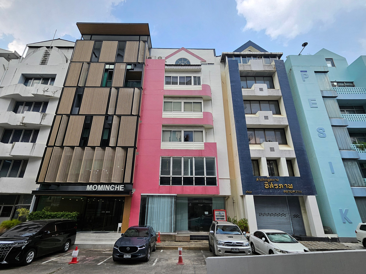For RentOfficeRatchadapisek, Huaikwang, Suttisan : Office space for rent, size 100 square meters, Ratchadaphisek Road, Samsen Nok, Huai Khwang, 1st, 2nd, 5th and 6th floors available, near MRT Ratchadaphisek, suitable for an office, rent 40,000 baht per floor/month.