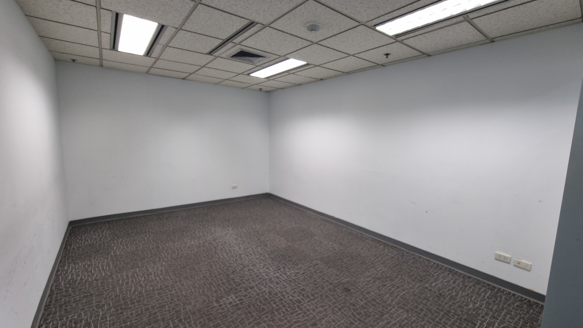 ให้เช่าสำนักงานนานา : Bts นานา ให้เช่าออฟฟิศตกแต่งเรียบร้อย 261 ตร.ม. พร้อมเฟอร์นิเจอร์ ย้ายเข้ามาทำงานได้เลย