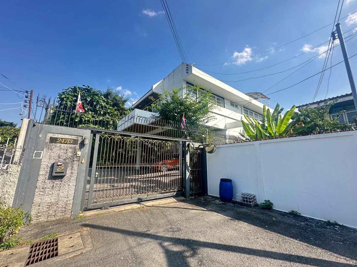 For RentHouseSukhumvit, Asoke, Thonglor : Large house for rent, level, corner house, shady atmosphere. Near Ekkamai, only 5 minutes, Soi Pridi Banomyong.