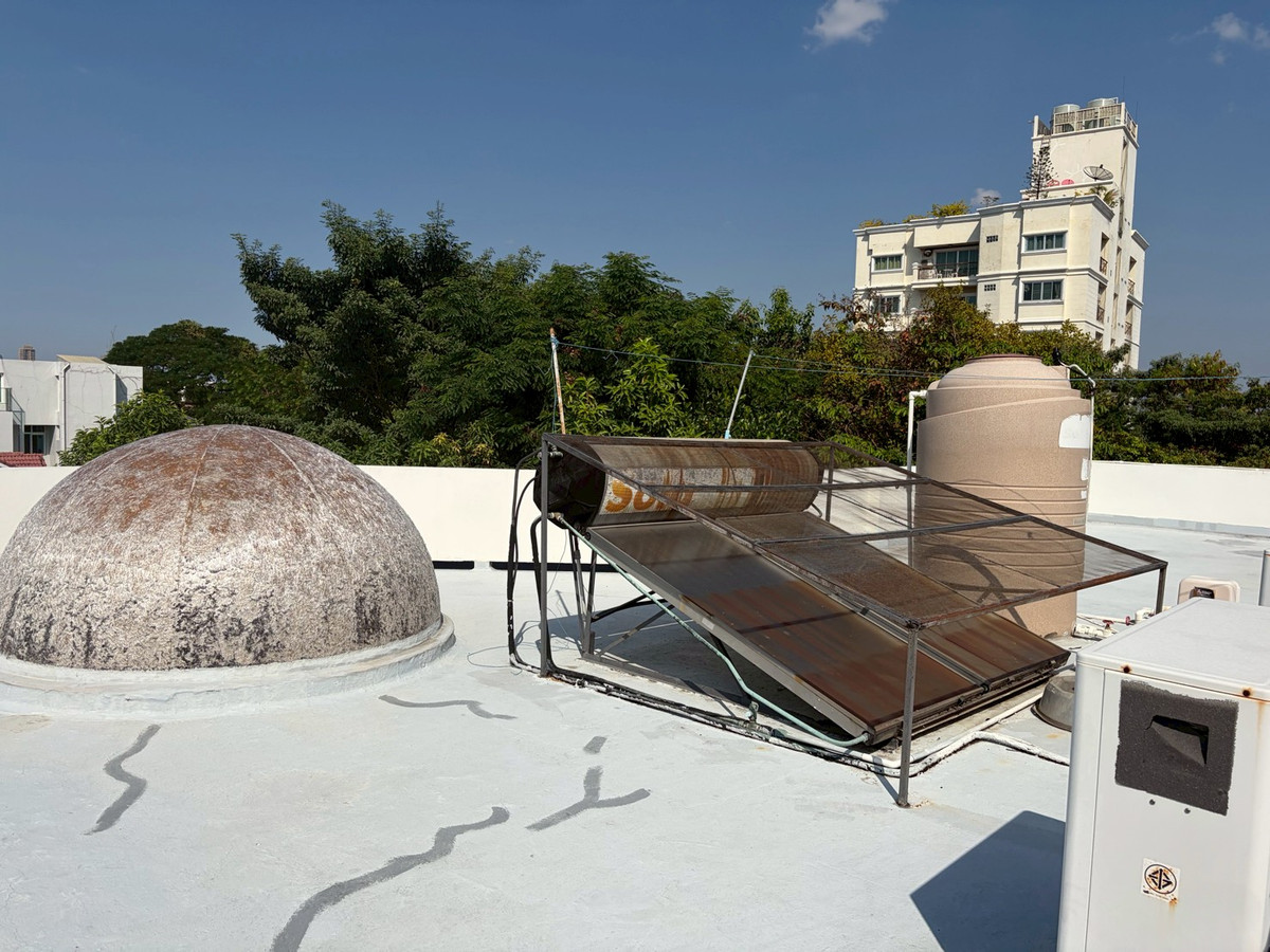 For RentHouseSukhumvit, Asoke, Thonglor : Large house for rent, level, corner house, shady atmosphere. Near Ekkamai, only 5 minutes, Soi Pridi Banomyong.