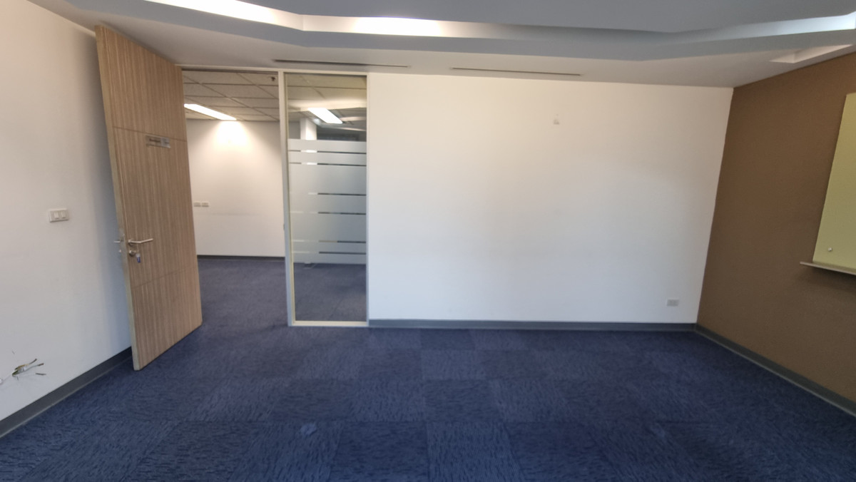 ให้เช่าสำนักงานนานา : ให้เช่าออฟฟิศ – นานา ใกล้รถไฟฟ้า 248 ตรม. ตกแต่งกั้นห้อง พร้อมใช้