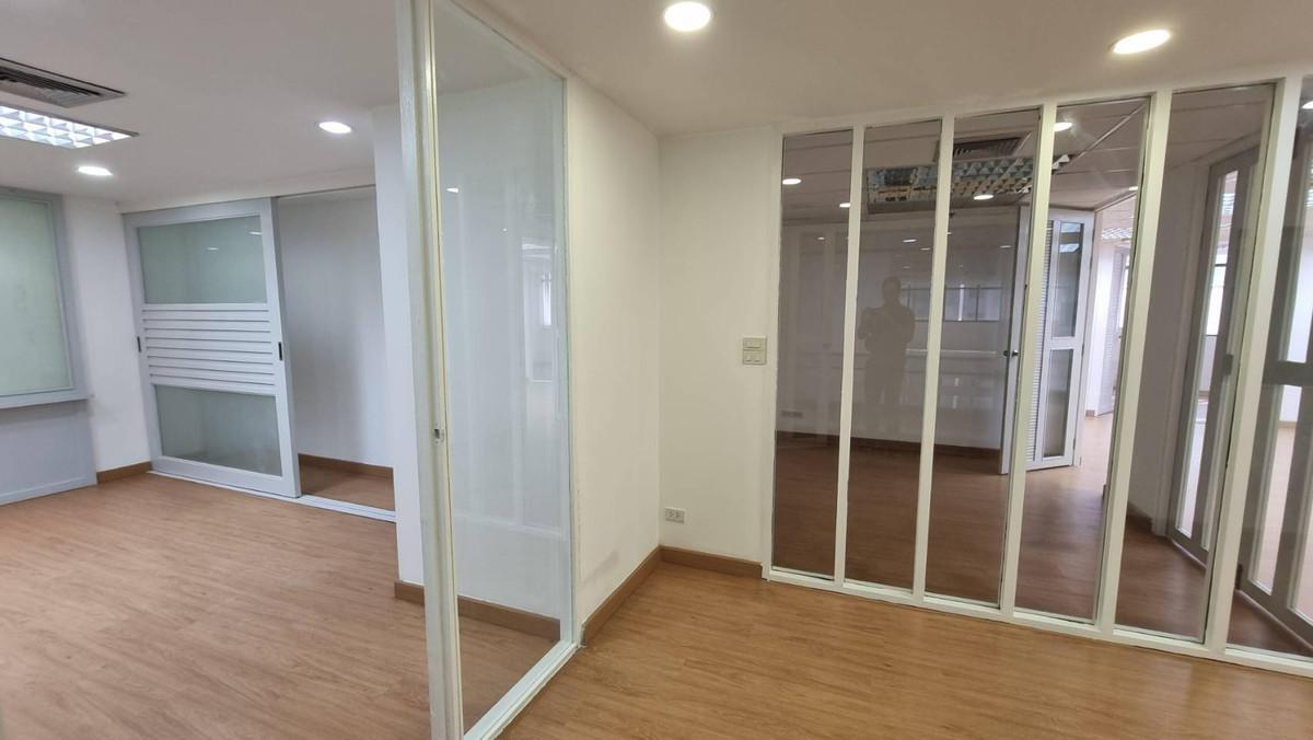 ให้เช่าสำนักงานราชเทวี พญาไท : BTS พญาไท ให้เช่าออฟฟิศ กั้นห้องพร้อมใช้ ขนาดพื้นที่ 136 ตร.ม. 450 บาท/ตรม.