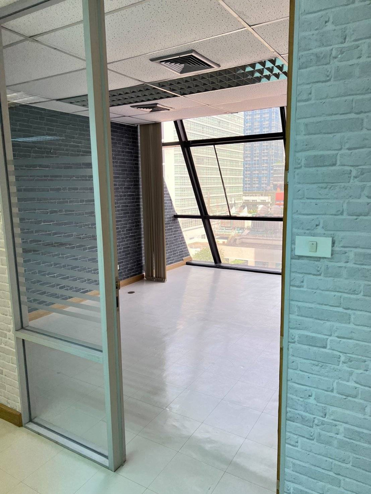 ให้เช่าสำนักงานราชเทวี พญาไท : BTS พญาไทย ให้เช่าออฟฟิศ กั้นห้องแล้วพร้อมใช้งาน 229 ตรม. 550 บาท/ตรม.