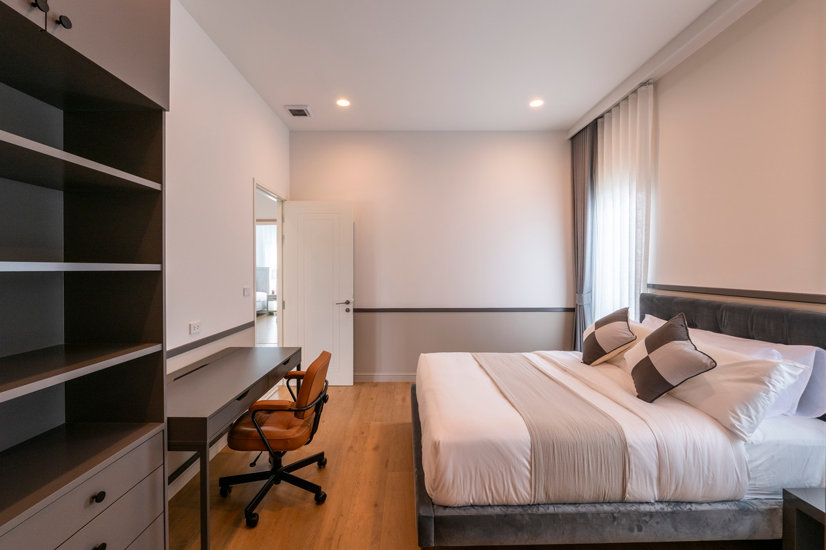 For RentHousePattanakan, Srinakarin : Narinsiri Krungthep Kreetha Private Luxury Detached House, Ready to Move In Please call: 062-496-6454