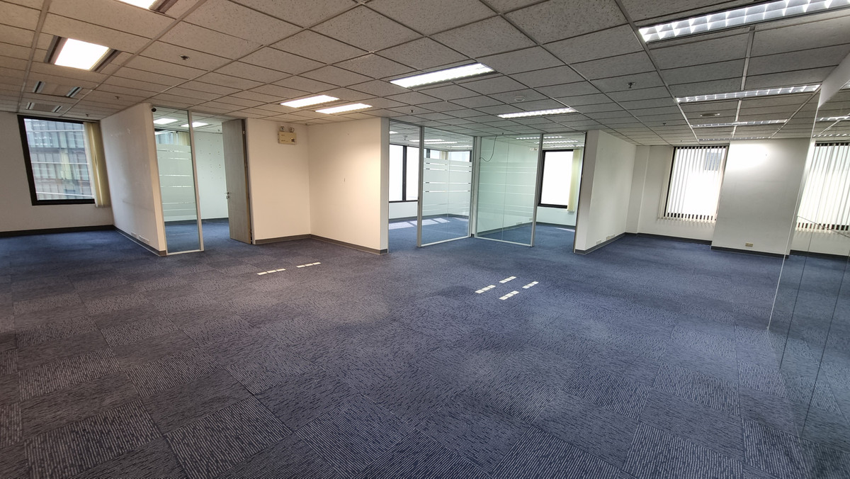 ให้เช่าสำนักงานนานา : ให้เช่าออฟฟิศ – นานา ใกล้รถไฟฟ้า 248 ตรม. ตกแต่งกั้นห้อง พร้อมใช้