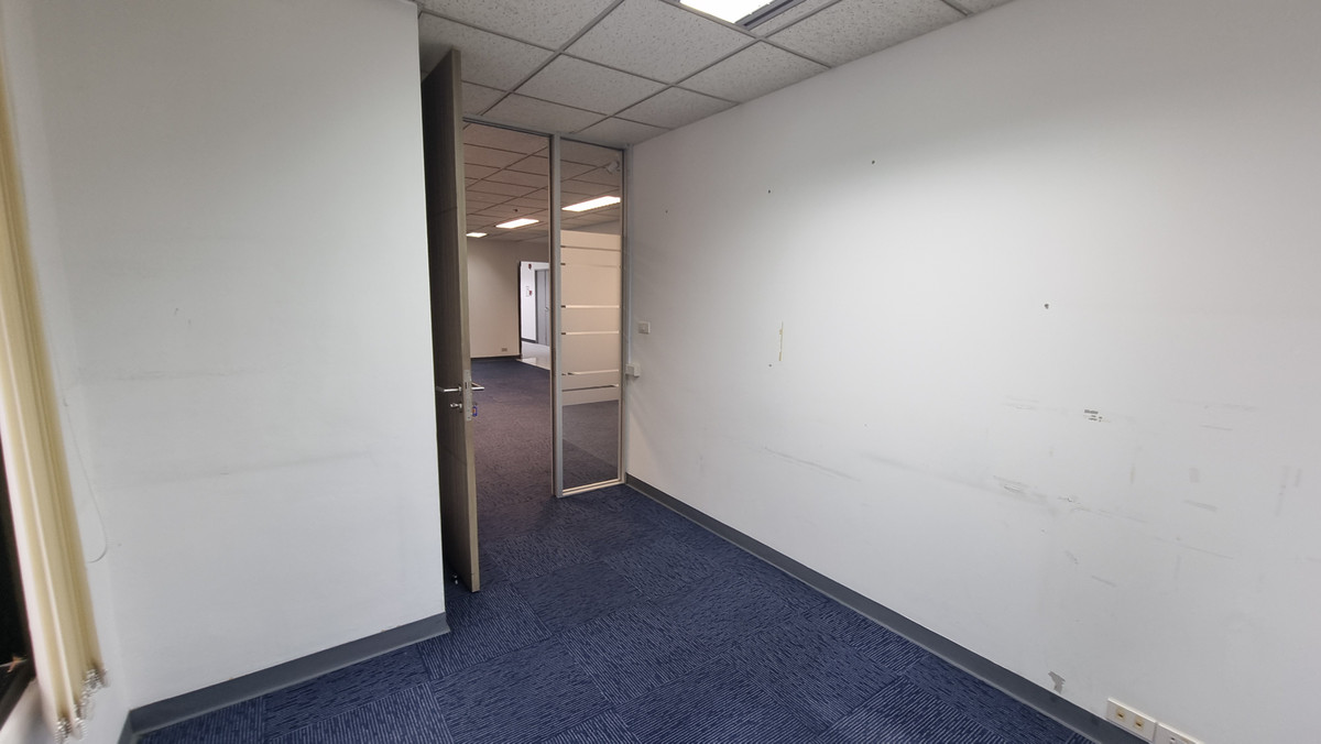 ให้เช่าสำนักงานนานา : ให้เช่าออฟฟิศ – นานา ใกล้รถไฟฟ้า 248 ตรม. ตกแต่งกั้นห้อง พร้อมใช้