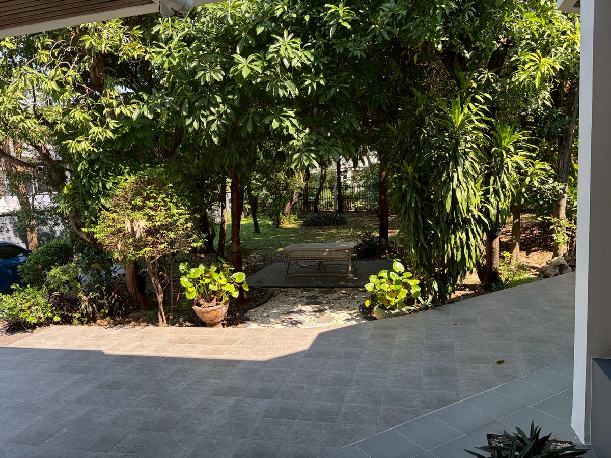 For RentHouseSukhumvit, Asoke, Thonglor : Large house for rent, level, corner house, shady atmosphere. Near Ekkamai, only 5 minutes, Soi Pridi Banomyong.