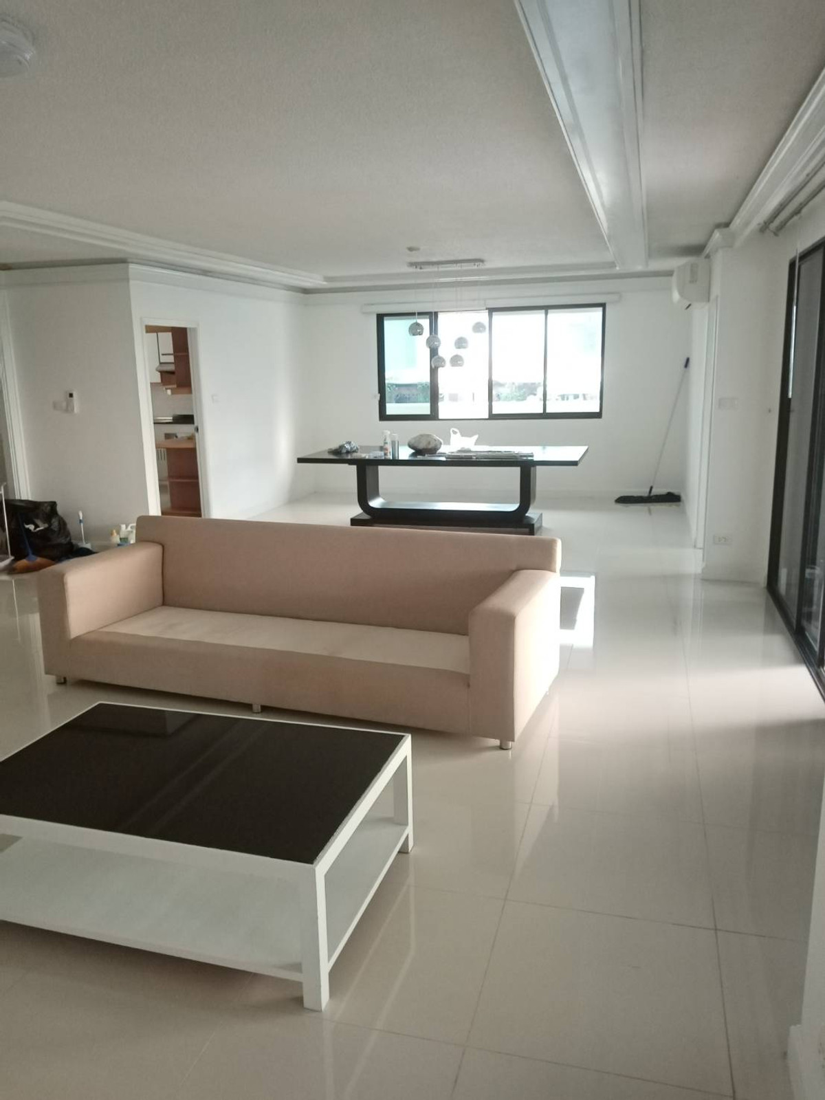 For RentCondoWitthayu, Chidlom, Langsuan, Ploenchit : Ambassador Court 250 sq.m. Please add LINE ID @806qphgn o8415o5483