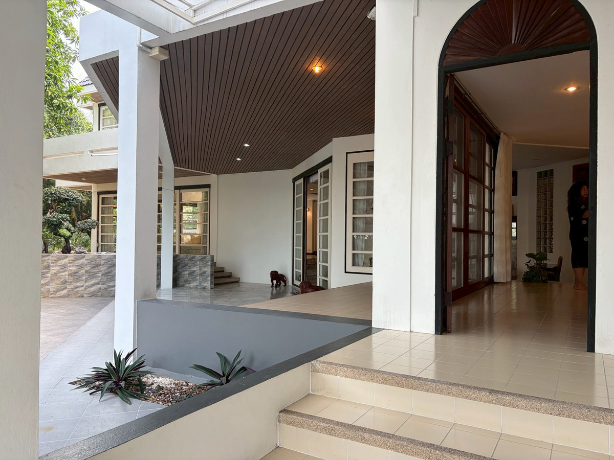 For RentHouseSukhumvit, Asoke, Thonglor : Large house for rent, level, corner house, shady atmosphere. Near Ekkamai, only 5 minutes, Soi Pridi Banomyong.