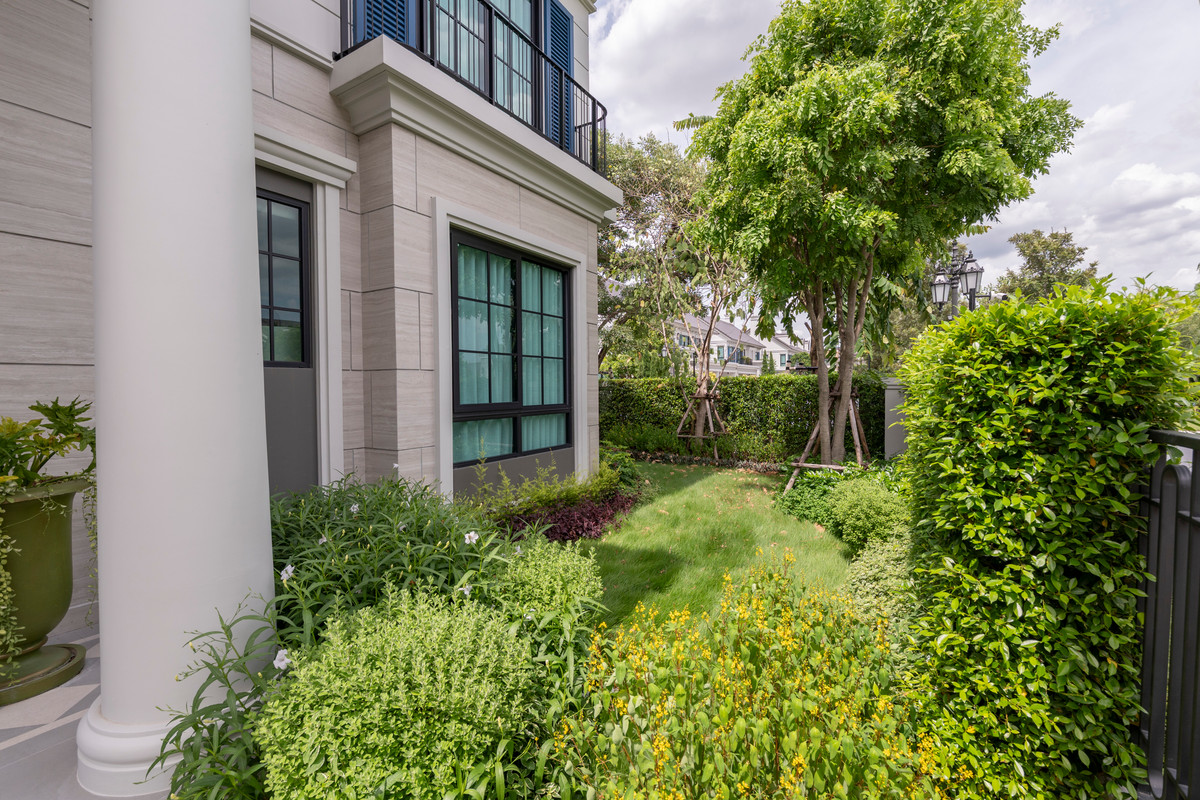 For RentHousePattanakan, Srinakarin : Narinsiri Krungthep Kreetha Private Luxury Detached House, Ready to Move In Please call: 062-496-6454