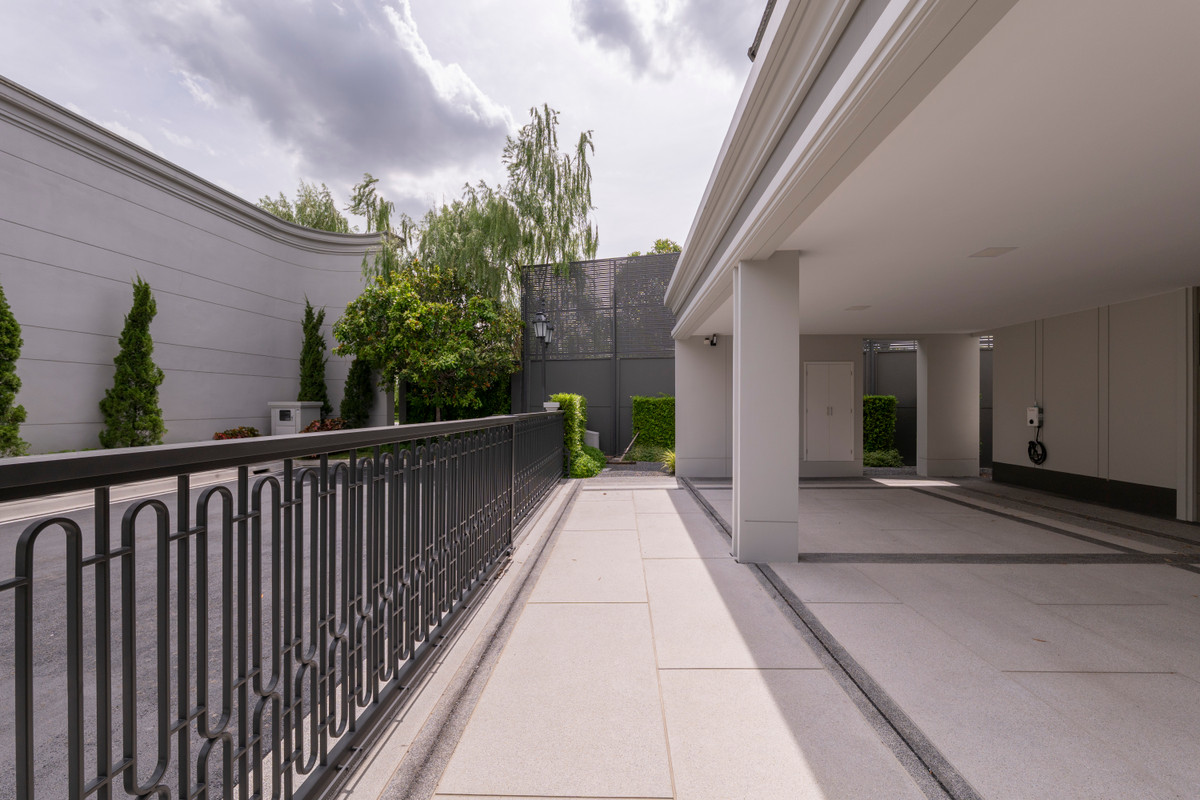 For RentHousePattanakan, Srinakarin : Narinsiri Krungthep Kreetha Private Luxury Detached House, Ready to Move In Please call: 062-496-6454