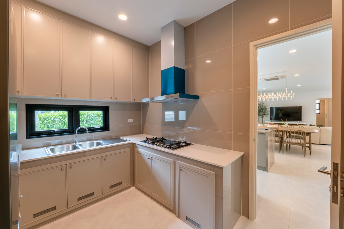 For RentHousePattanakan, Srinakarin : Narinsiri Krungthep Kreetha Private Luxury Detached House, Ready to Move In Please call: 062-496-6454