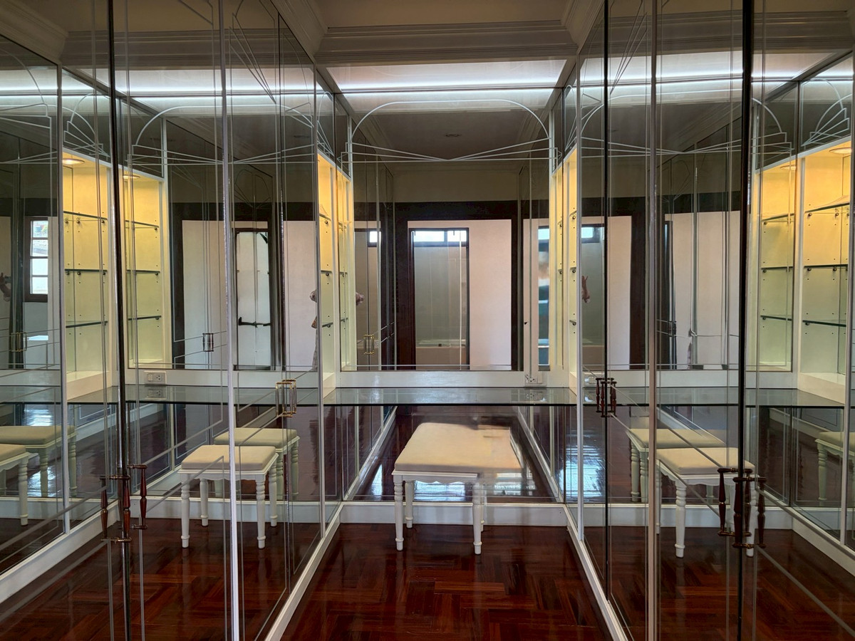 For RentHouseSukhumvit, Asoke, Thonglor : Large house for rent, level, corner house, shady atmosphere. Near Ekkamai, only 5 minutes, Soi Pridi Banomyong.