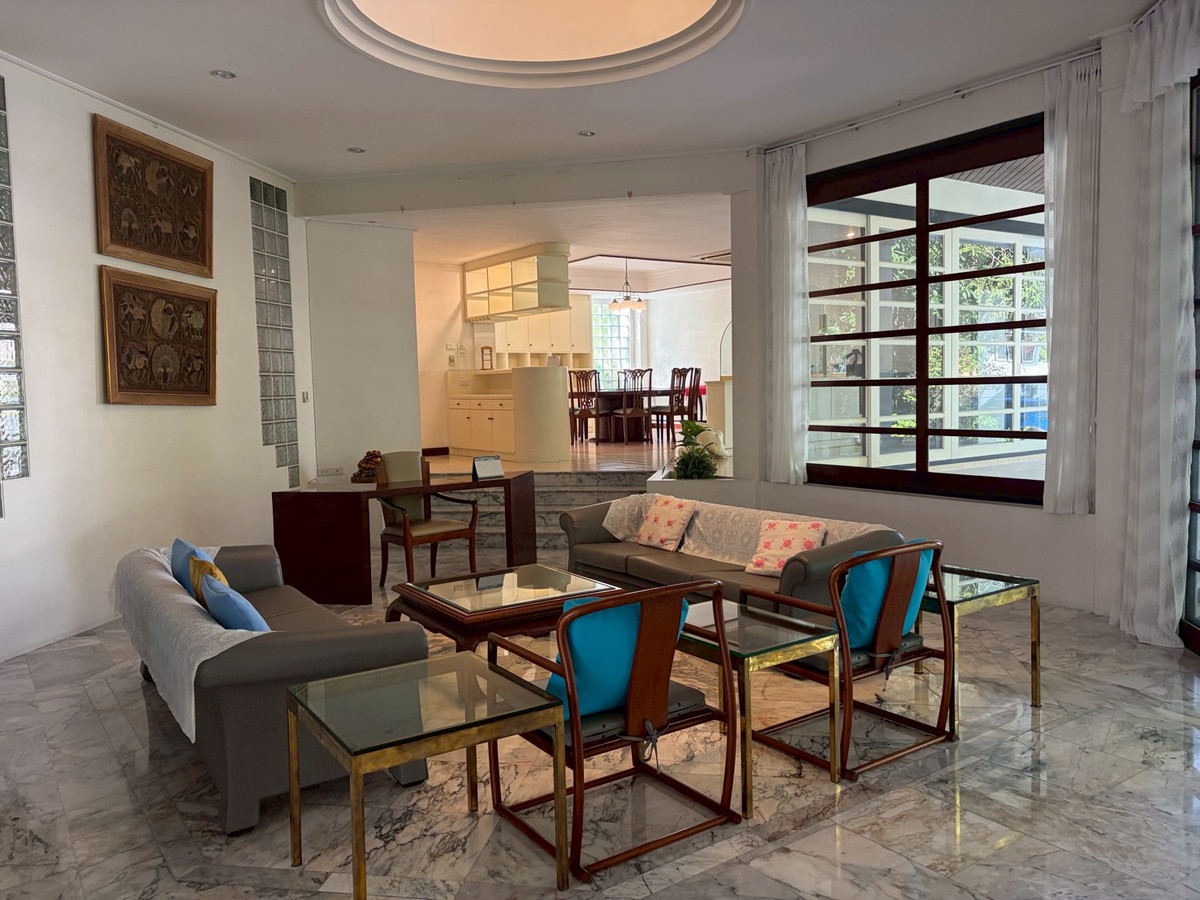 For RentHouseSukhumvit, Asoke, Thonglor : Large house for rent, level, corner house, shady atmosphere. Near Ekkamai, only 5 minutes, Soi Pridi Banomyong.