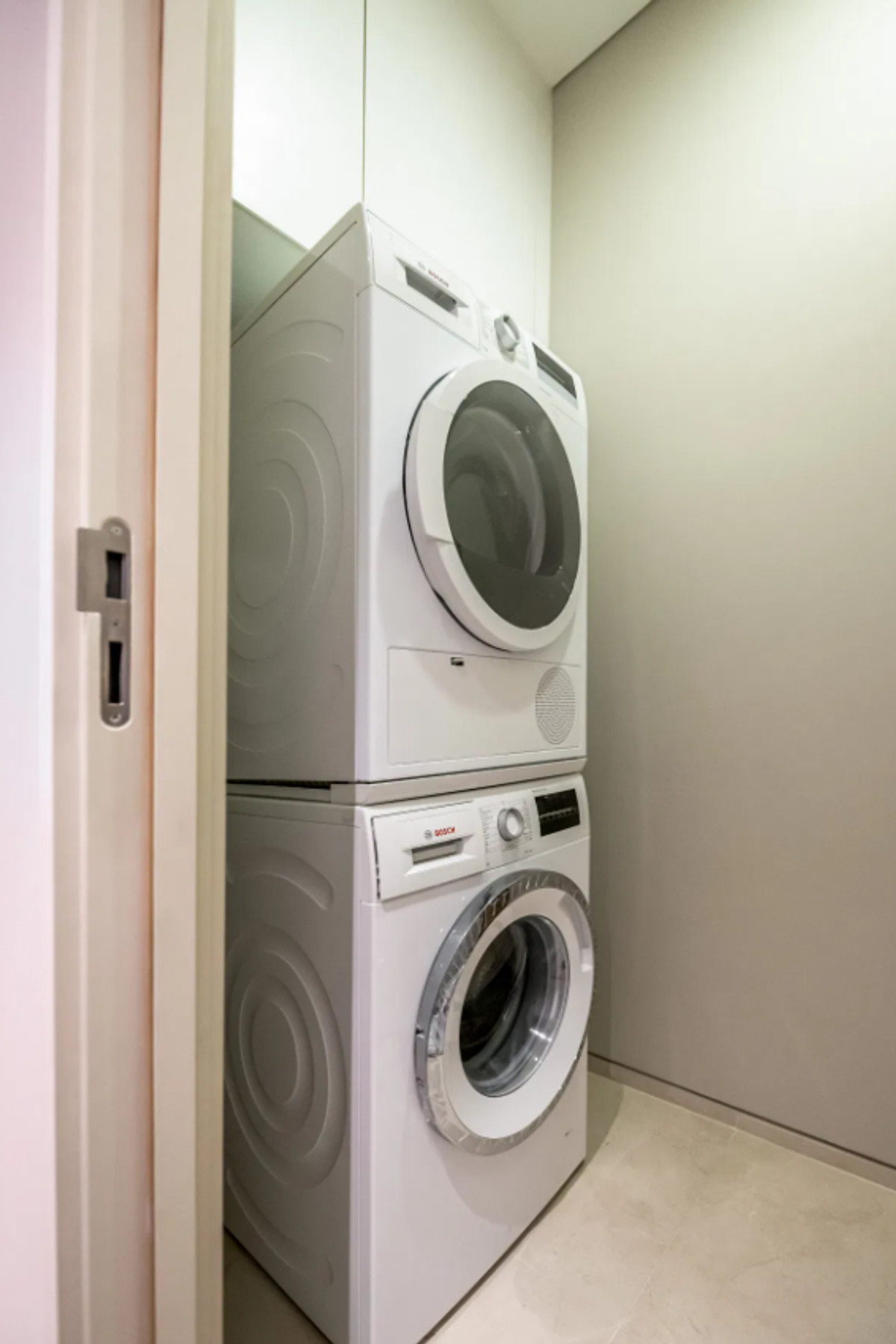 For RentCondoWitthayu, Chidlom, Langsuan, Ploenchit : Baan Sindhorn 120 sq.m. Please add LINE ID @806qphgn o8415o5483