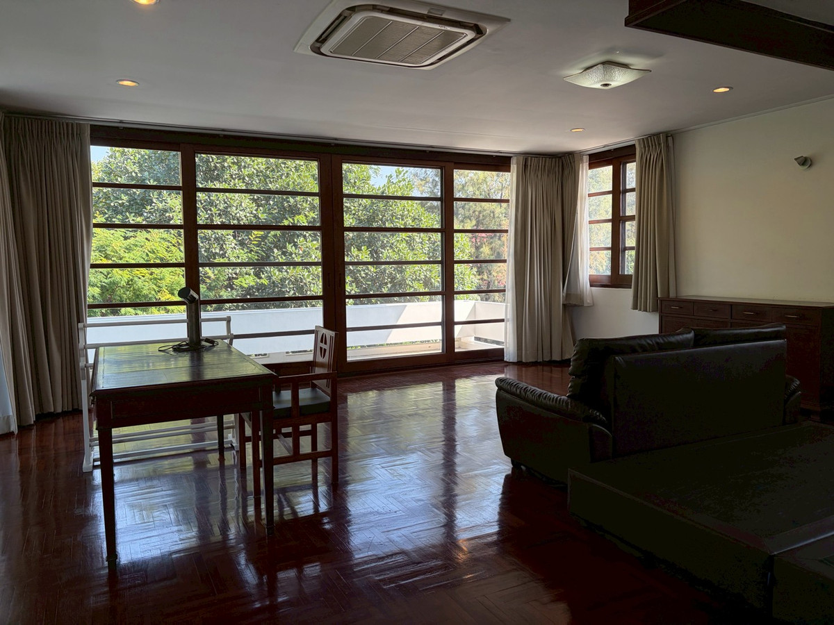 For RentHouseSukhumvit, Asoke, Thonglor : Large house for rent, level, corner house, shady atmosphere. Near Ekkamai, only 5 minutes, Soi Pridi Banomyong.