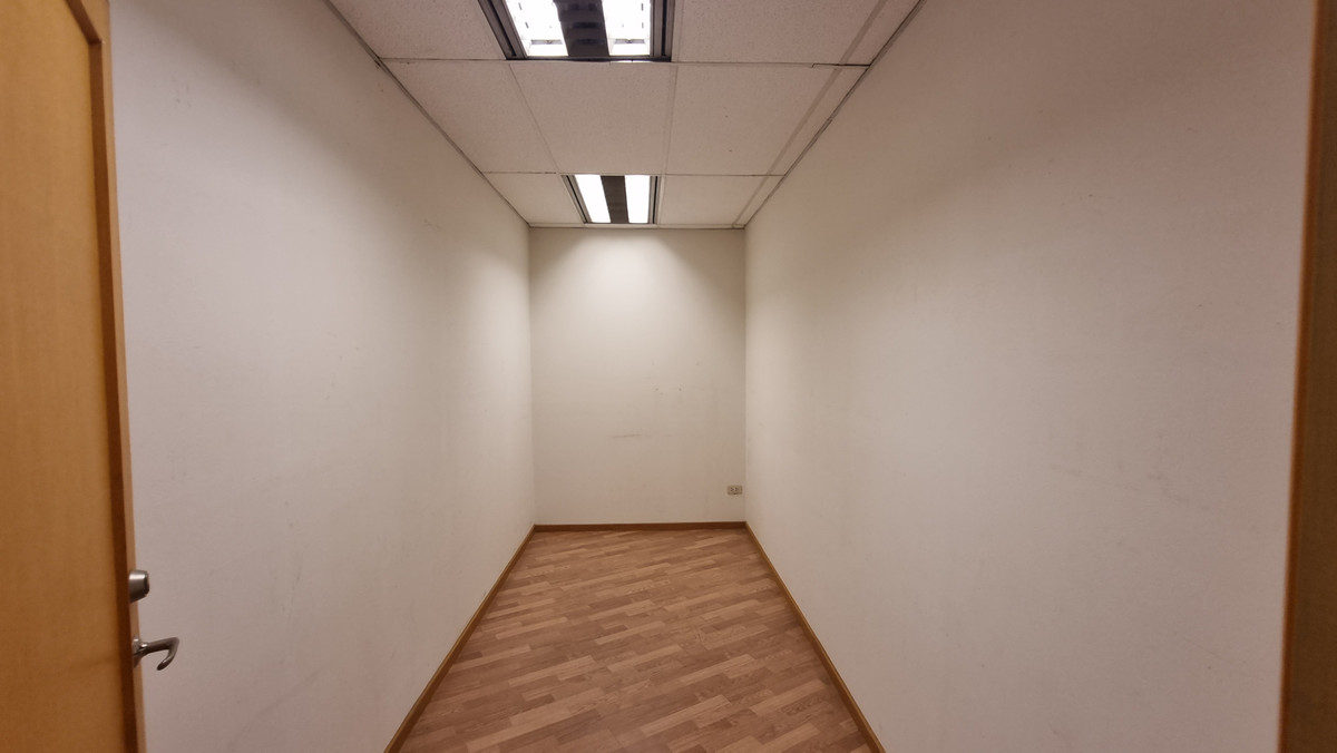 ให้เช่าสำนักงานนานา : Bts นานา ให้เช่าออฟฟิศตกแต่งเรียบร้อย 296 ตร.ม. พร้อมเฟอร์นิเจอร์ ย้ายเข้ามาทำงานได้เลย