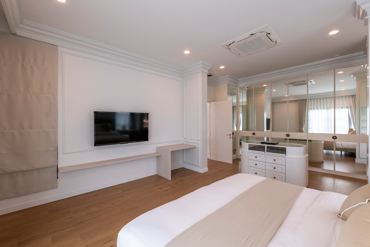 For RentHousePattanakan, Srinakarin : Narinsiri Krungthep Kreetha Private Luxury Detached House, Ready to Move In Please call: 062-496-6454