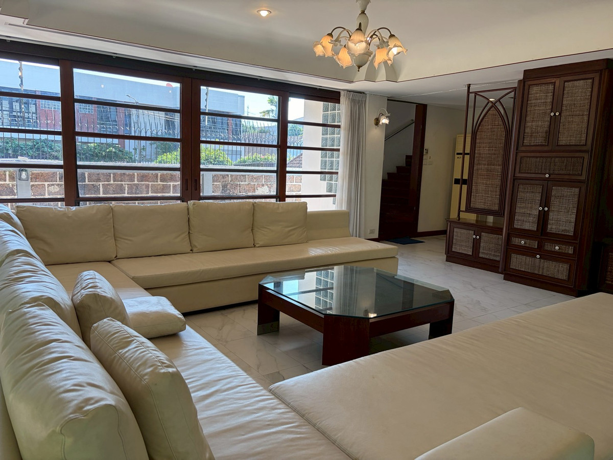 For RentHouseSukhumvit, Asoke, Thonglor : Large house for rent, level, corner house, shady atmosphere. Near Ekkamai, only 5 minutes, Soi Pridi Banomyong.