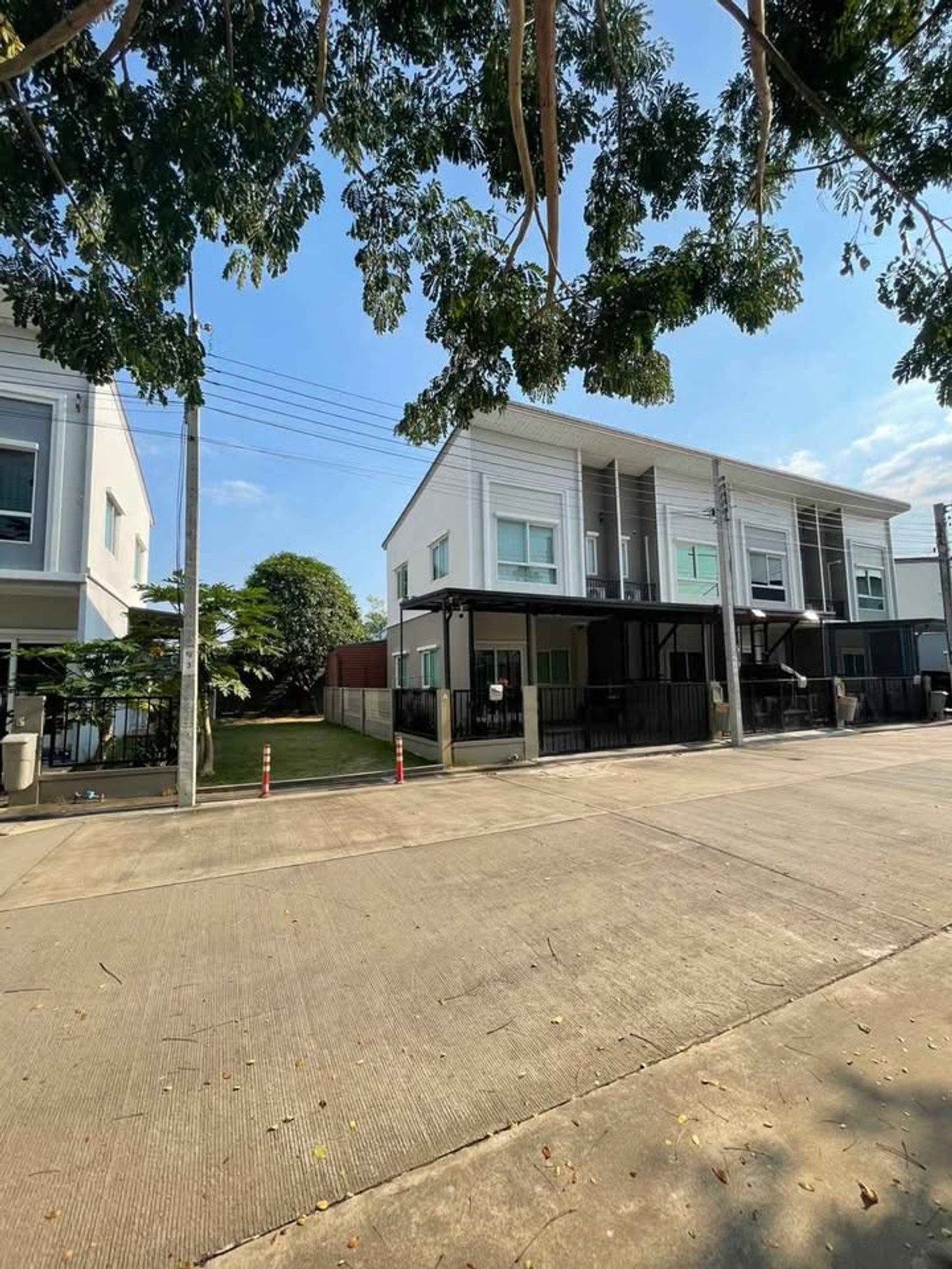 ให้เช่าทาวน์โฮมพระราม 5 ราชพฤกษ์ บางกรวย : ให้เช่า ทาวน์โฮม 2 ชั้น หมู่บ้าน คาซ่า วอเตอร์ไซด์ ราชพฤกษ์ - พระราม 5 หลังมุม หน้าบ้านไม่ชนใคร (มีสวนเกาะกลาง)