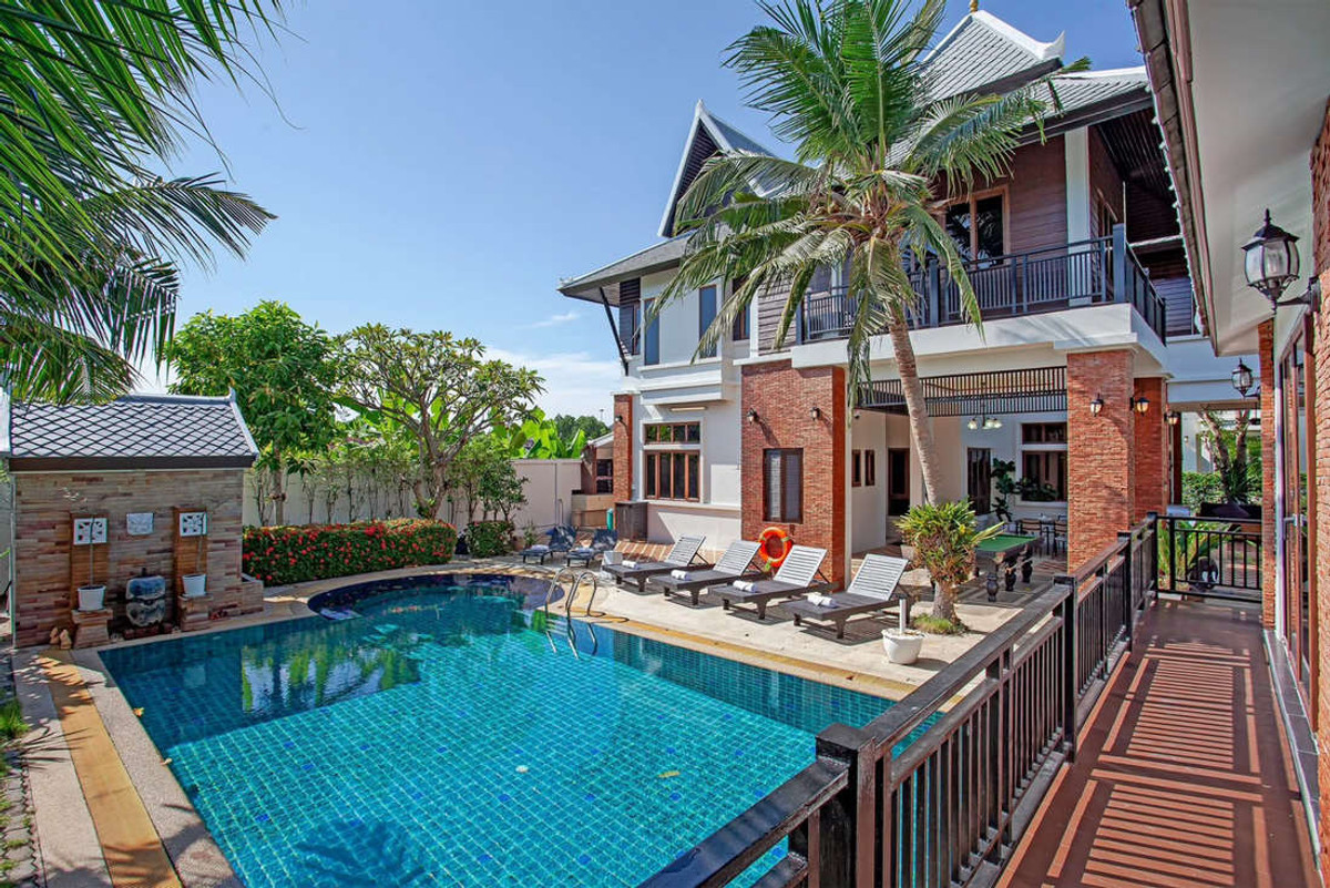 For SaleHousePattaya, Bangsaen, Chonburi : Contact : 099-424-1454 Beverly Thai House Pool Villa Pattaya, Sukhumvit road, Bang Lamung, Chon Buri, 166 sq.wa 5 Beds 5 Baths Fully furnished, Ready to move in