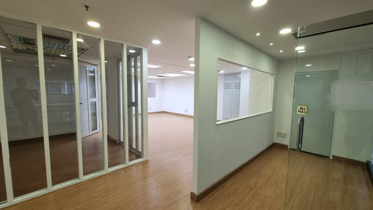 ให้เช่าสำนักงานราชเทวี พญาไท : BTS พญาไท ให้เช่าออฟฟิศ กั้นห้องพร้อมใช้ ขนาดพื้นที่ 136 ตร.ม. 450 บาท/ตรม.