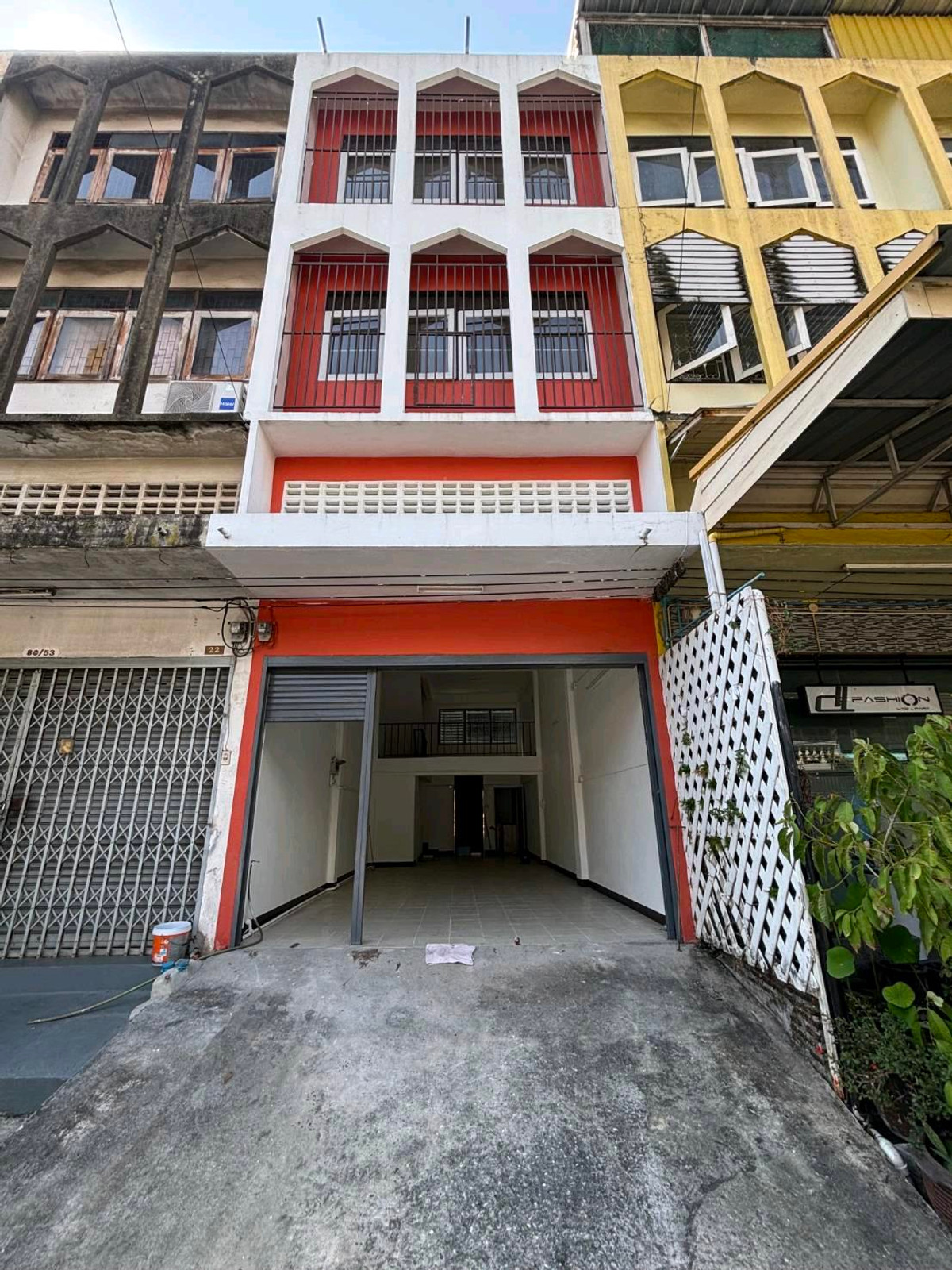 ให้เช่าโฮมออฟฟิศเสรีไทย-นิด้า : 📍 ห่างจากปากซอยเพียง ประมาณ 40 เมตร ทำเลดี เดินทางสะดวก เหมาะทั้งอยู่อาศัยและทำโฮมออฟฟิศ