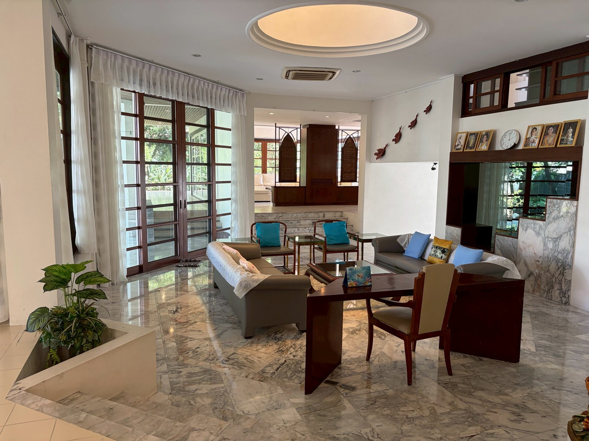 For RentHouseSukhumvit, Asoke, Thonglor : Large house for rent, level, corner house, shady atmosphere. Near Ekkamai, only 5 minutes, Soi Pridi Banomyong.