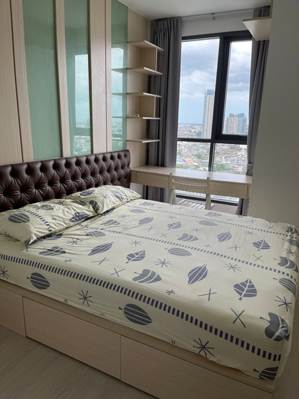 For RentCondoWongwianyai, Charoennakor : Condo for rent, Ideo Mobi Sathorn, next to BTS Krung Thonburi, 300 meters, fully furnished + room 31 sq m + washing machine, only 15,000 baht.