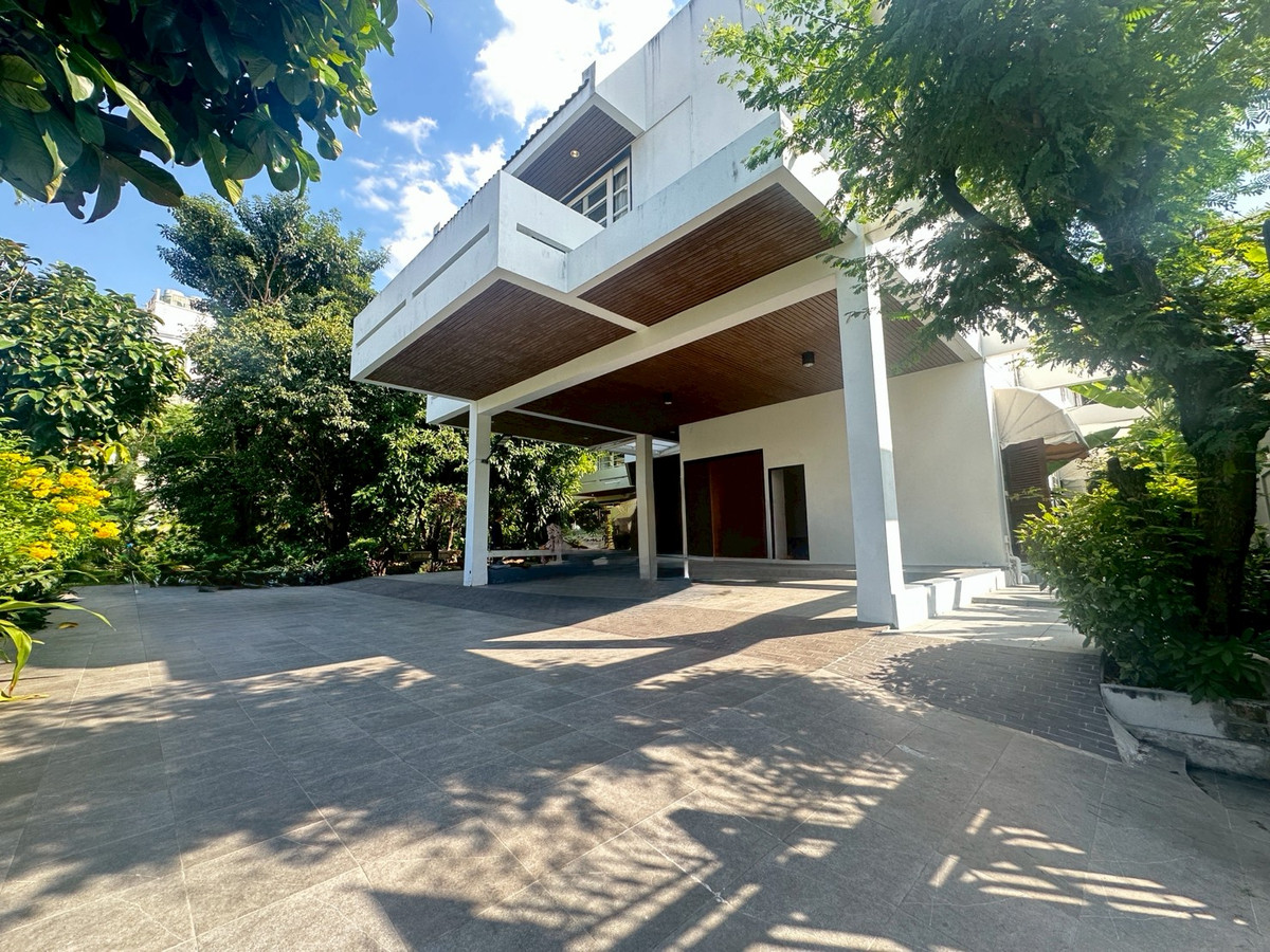 ให้เช่าบ้านสุขุมวิท อโศก ทองหล่อ : ให้เช่าบ้านหลังใหญ่ เล่นระดับ หลังมุม  บรรยากาศร่มรื่น ใกล้เอกมัยเพียง 5 นาที ซอยปรีดี พนมยงค์  